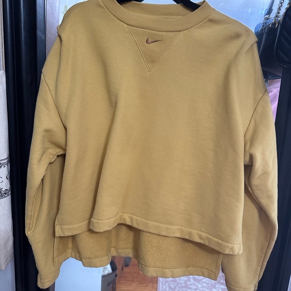 Women’s Nike High-Low Crewneck Sweatshirt. Size Medium. - Picture 2 of 8
